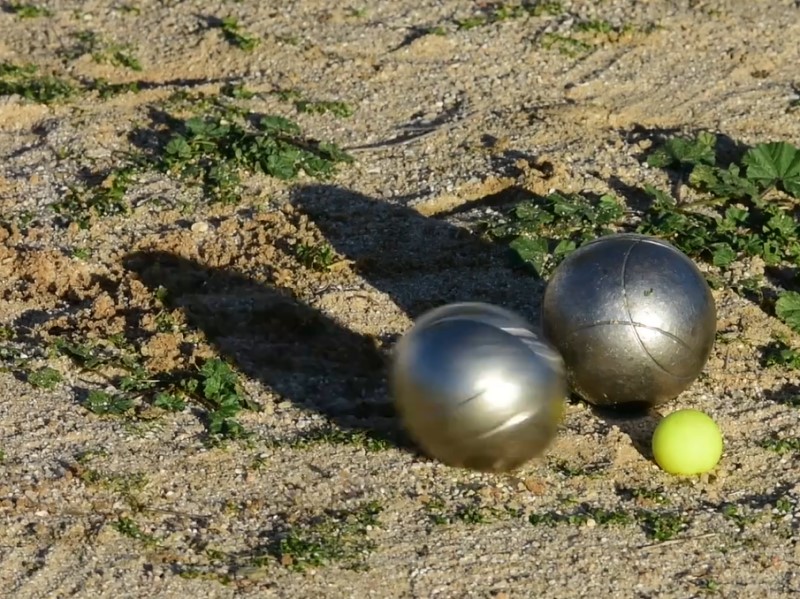 Navalmoralejo es un pequeño municipio toledano limítrofe con la provincia de Cáceres.
La petanca es un juego popular de la zona que tradicionalmente se celebra en esta población desde tiempos muy antiguos.
Es peculiar y llamativo el hecho de que en este pueblo sólo y exclusivamente lo juegan las mujeres, muy involucradas en que este juego no se pierda, transmitiéndolo a las nuevas generaciones. La petanca Navalmoralejana - Navalmoralejo